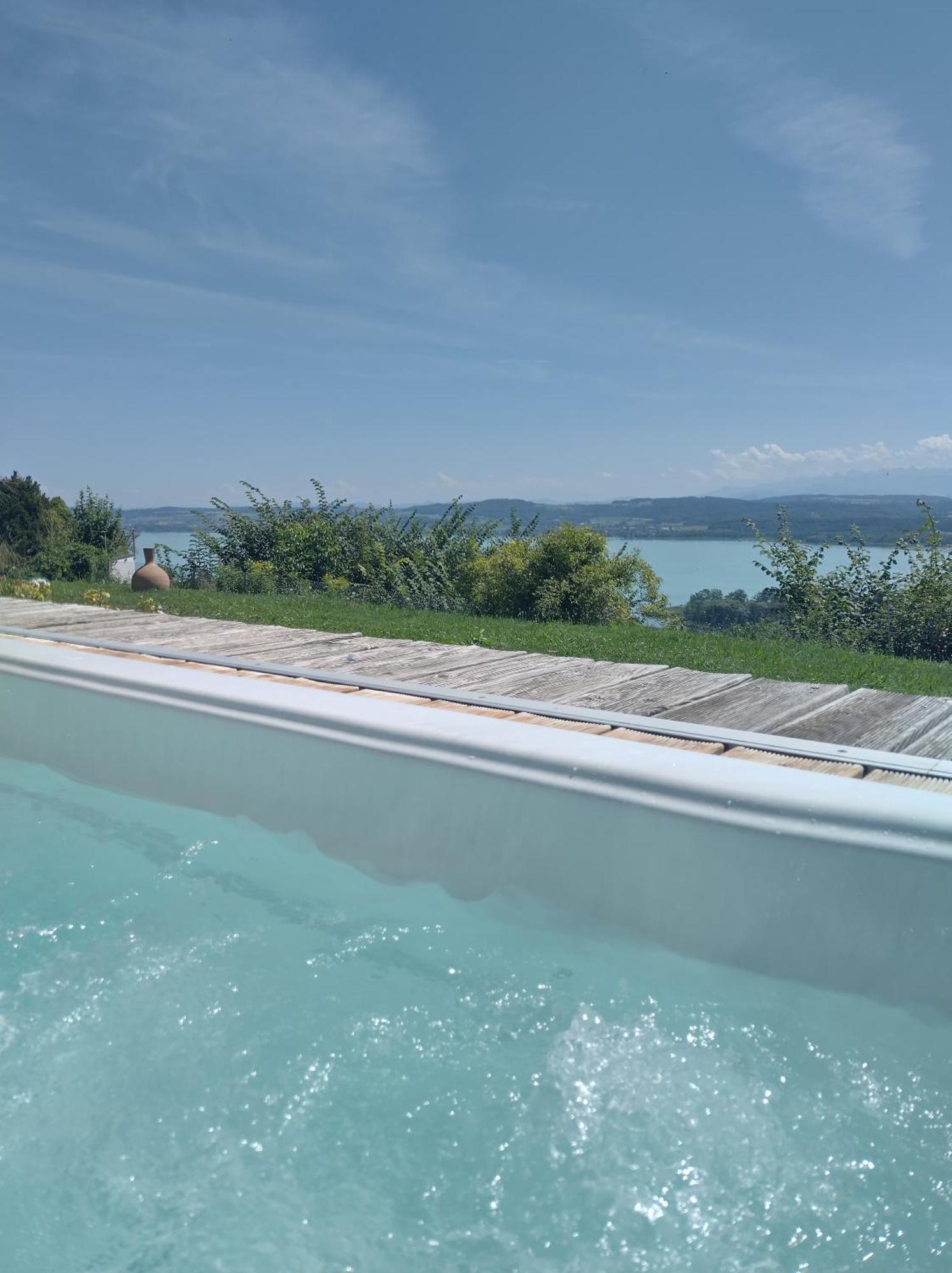 Bed and Breakfast Swiss Borzoi House Vully-les-Lacs Esterno foto